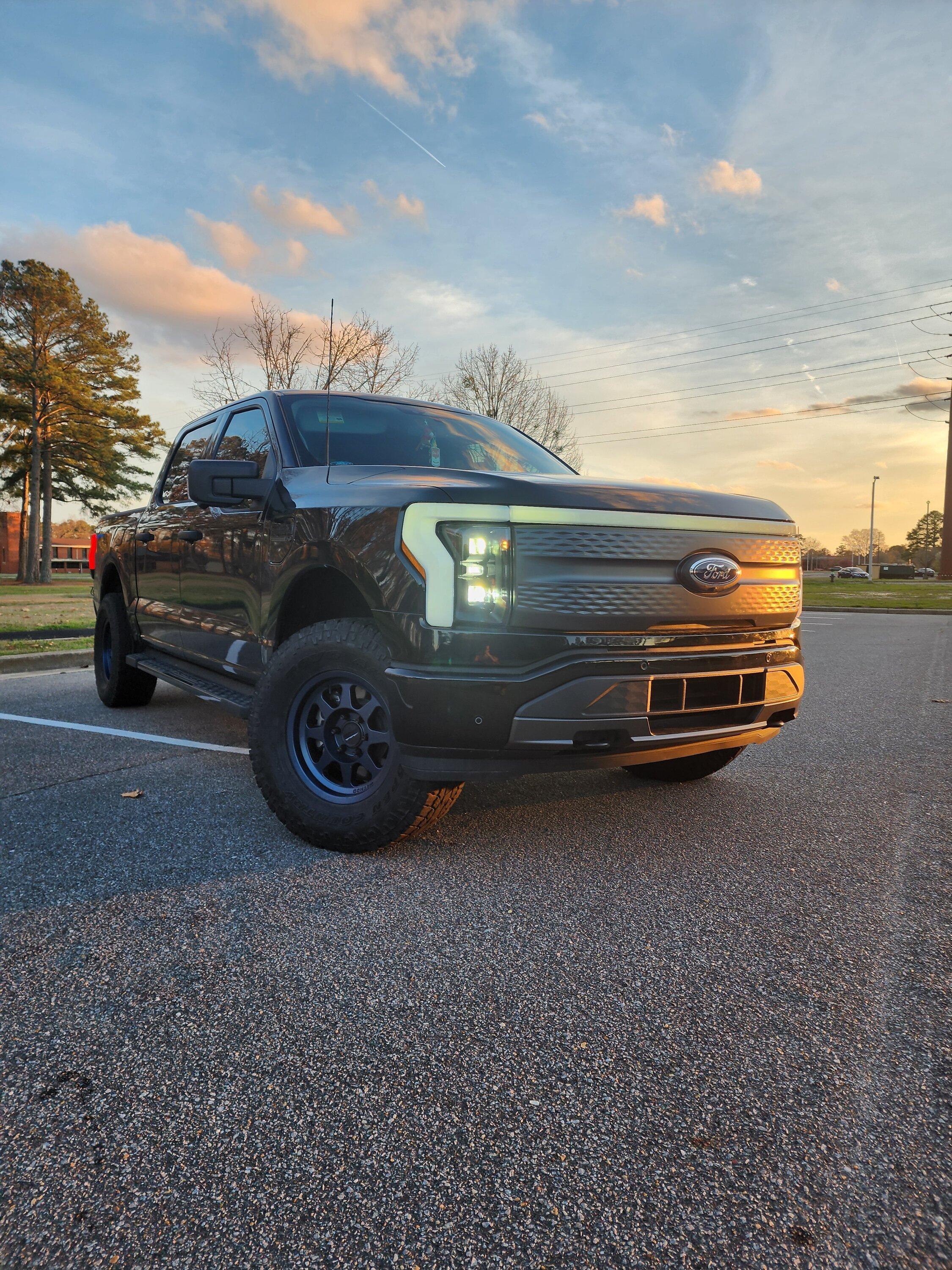 Ford F-150 Lightning Leveled! 2" Rough Country Leveling Kit + Method 701 Wheels + Toyos 305/70R17 1000004991