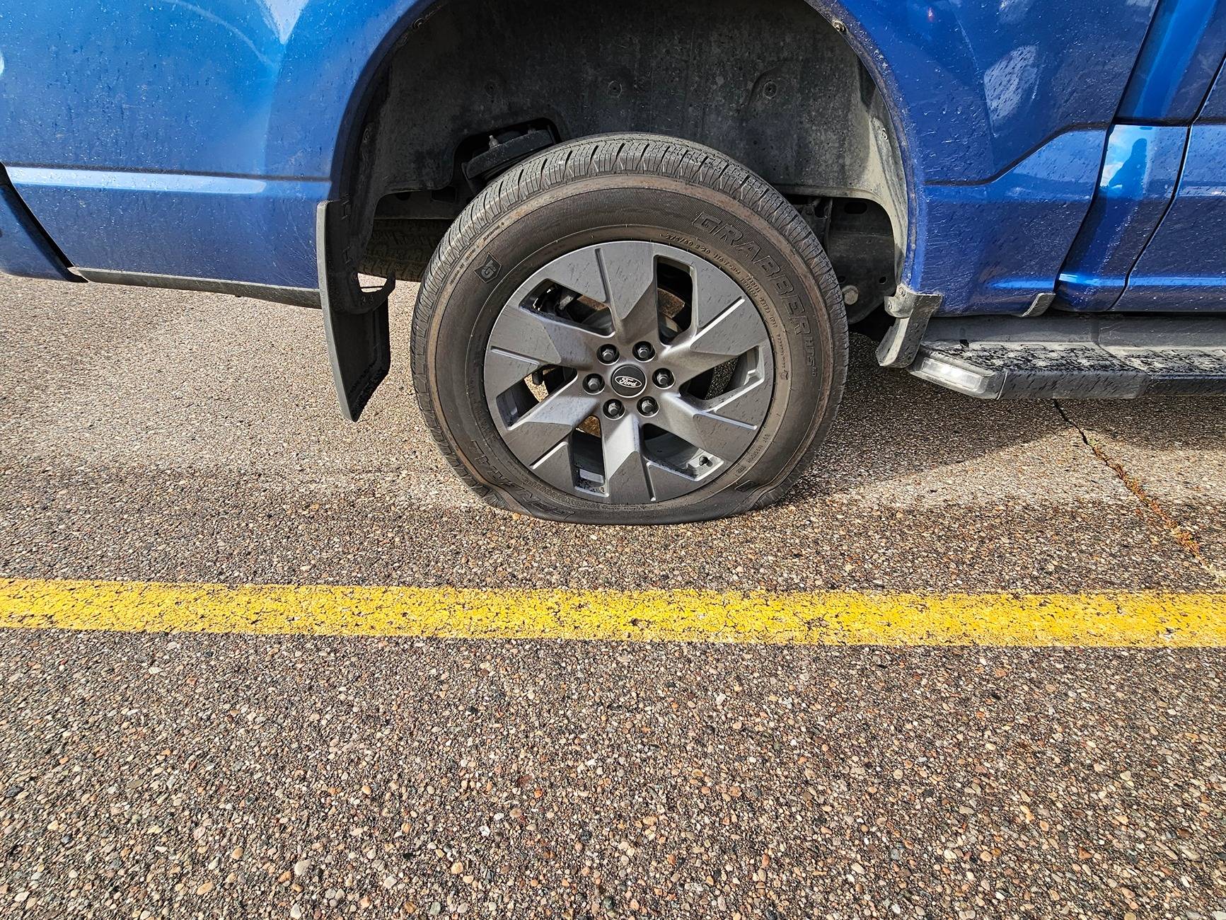 Ford F-150 Lightning Changing a flat tire, could not use the included jack 1000031196