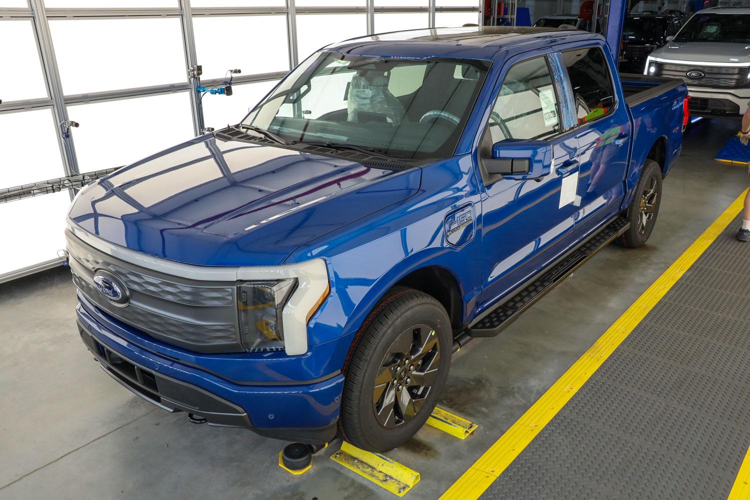 Ford F-150 Lightning ✅ 5/2 Lightning Build Week Group 1FT6W1EV4NWG02861