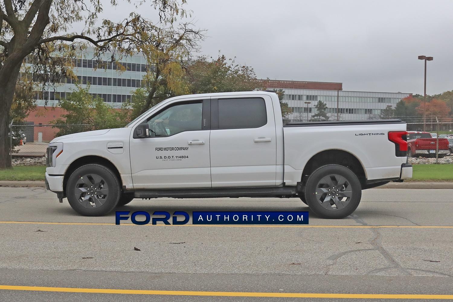 Ford F-150 Lightning Oxford White & Atlas Blue F-150 Lightning XLT Spotted 2022-F-150-Lightning-XLT-Oxford-White-On-The-Road-Photos-November-2021-Exterior-004