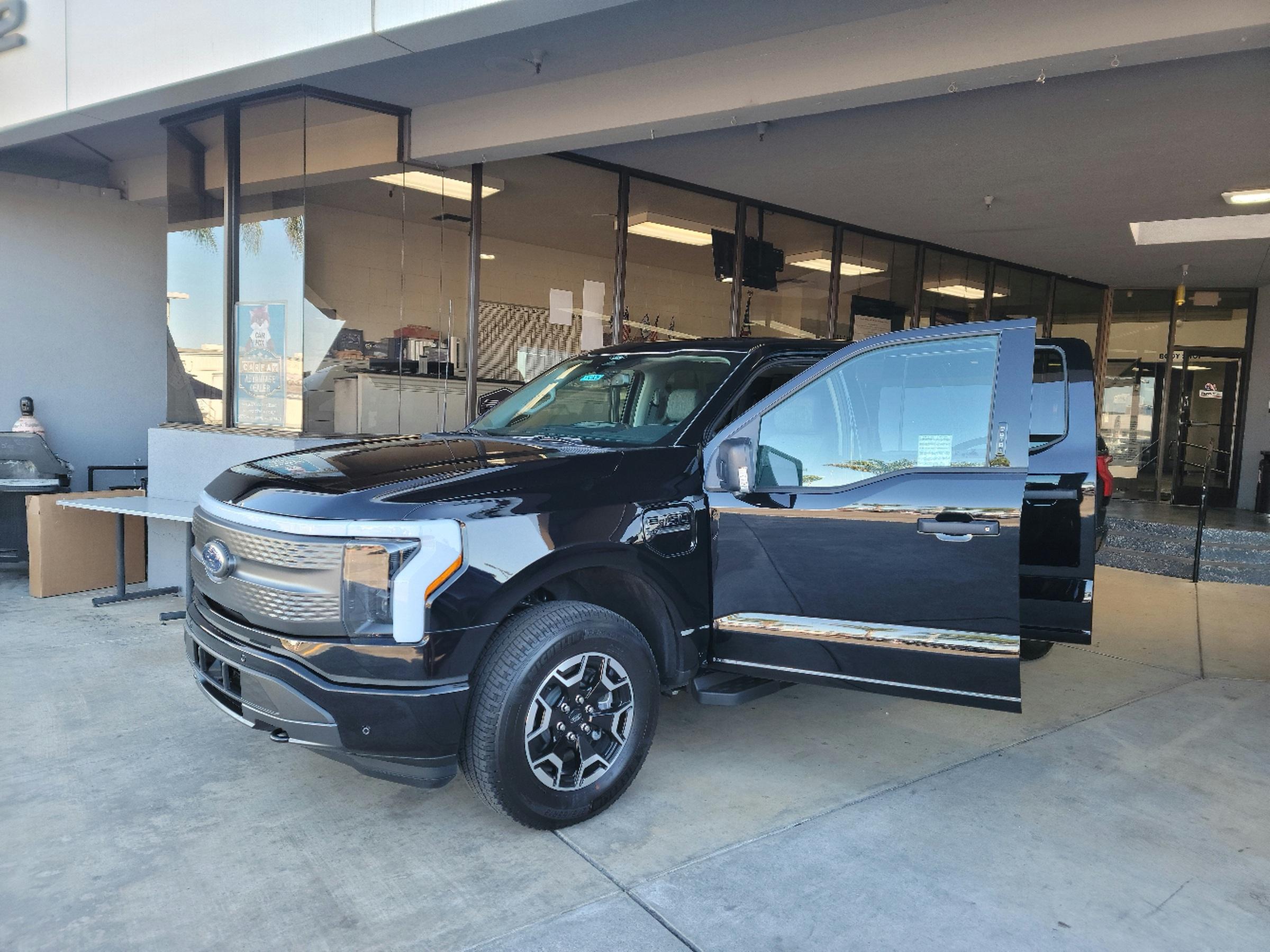 Ford F-150 Lightning ✅ 6/6 Lightning Build Week Group 20220628_181132