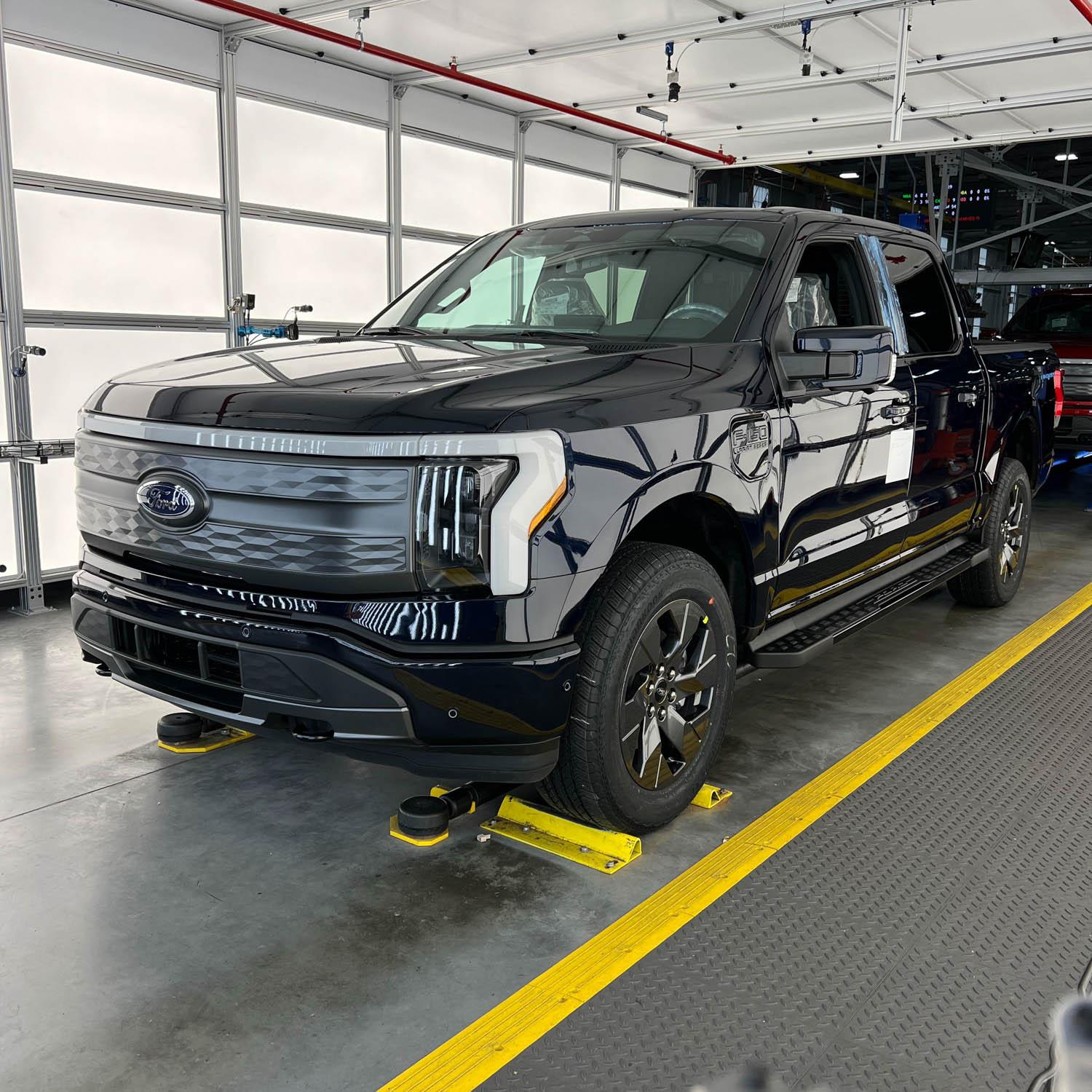 Ford F-150 Lightning ✅ 11/14 Lightning Build Week Group (MY2023) 20221215-Lightning Assembly Line Pic 01