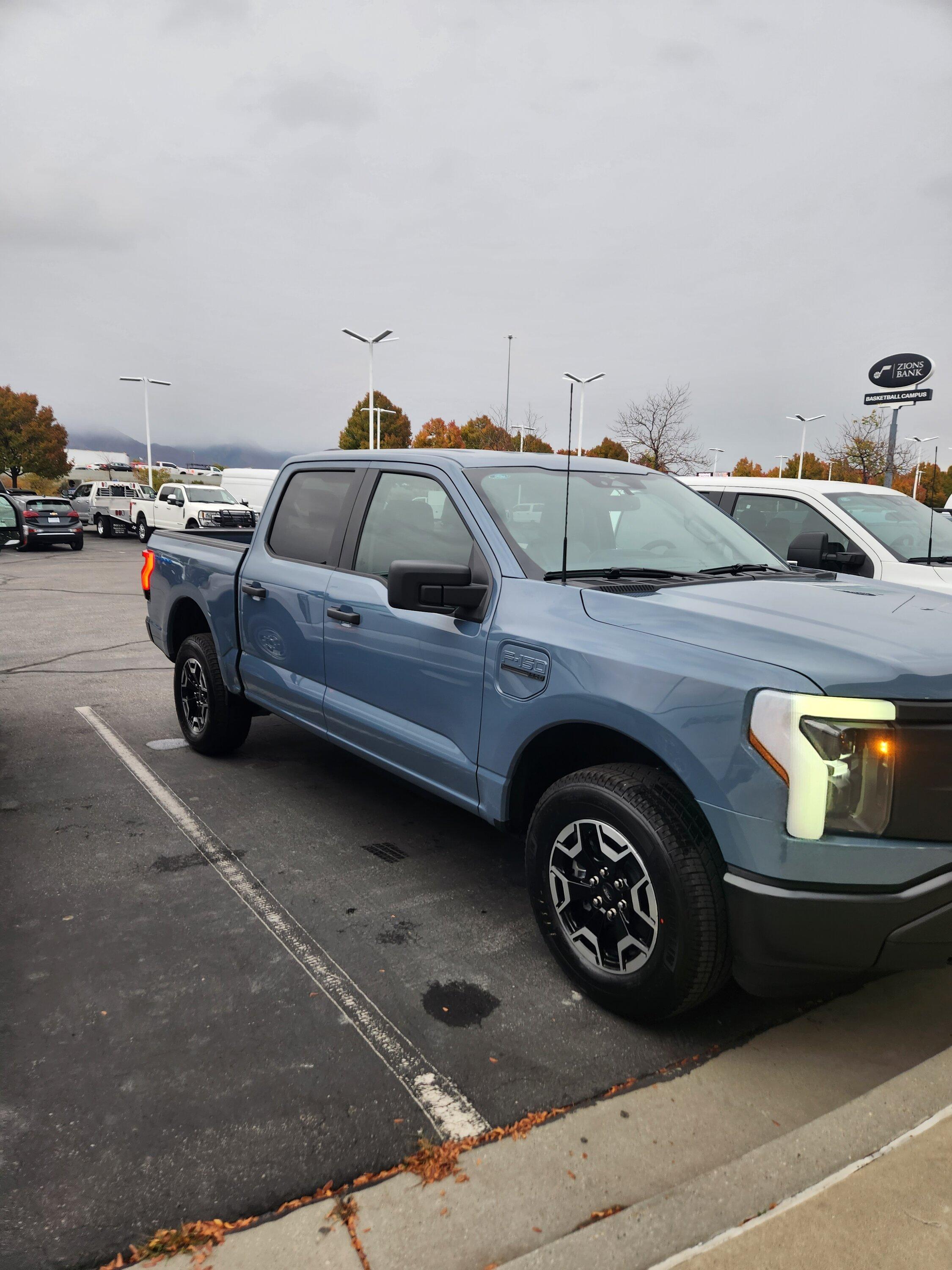 Ford F-150 Lightning ✅ 10/02/2023 Lightning Build Week Group (MY2023) 20231107_164415