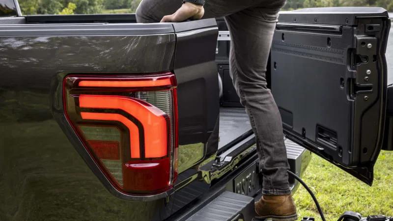 Ford F-150 Lightning Pro Access Tailgate 2024-Ford-F-150_Pro-Access-Tailgate_06