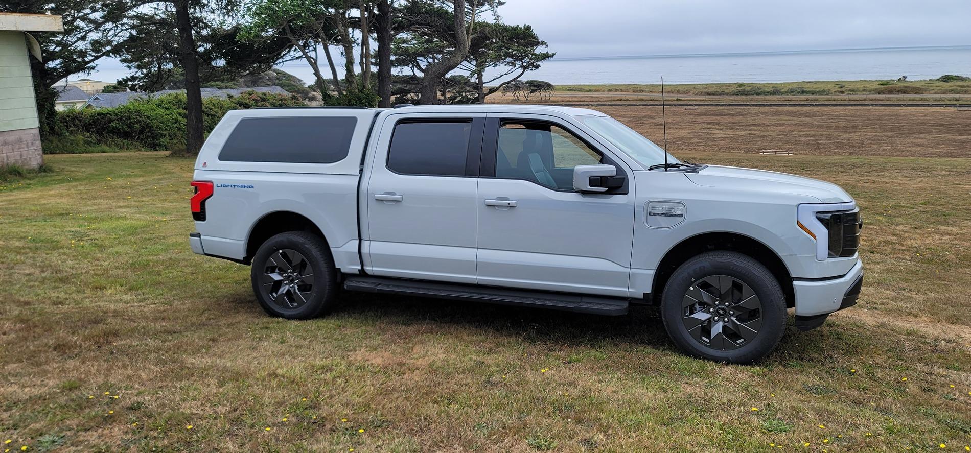 Ford F-150 Lightning 2023 Lightning Lariat with Leer 100XQ Topper 20240802_161748