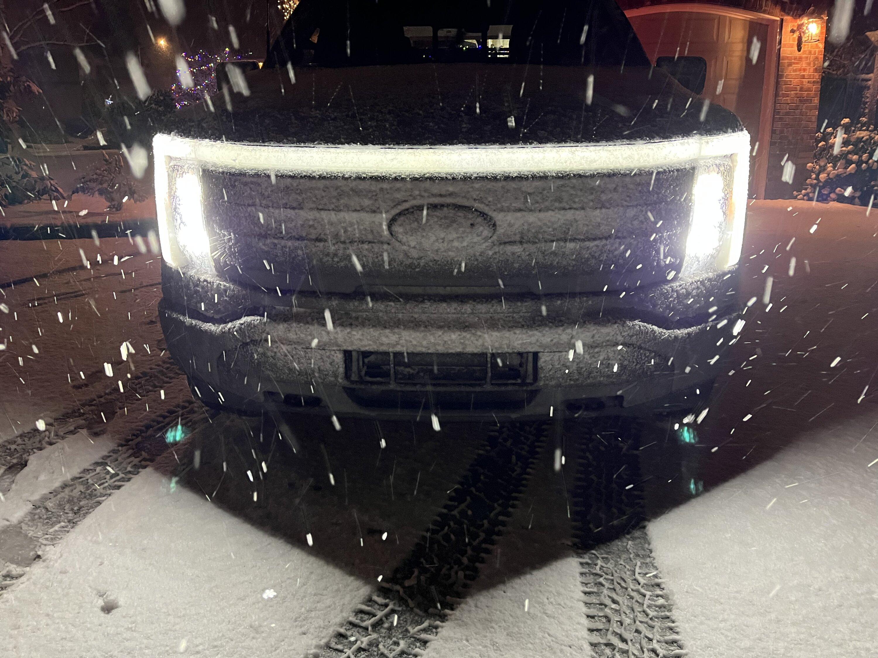 Owner reviews F150 Lightning handling / performance in the snow Ford