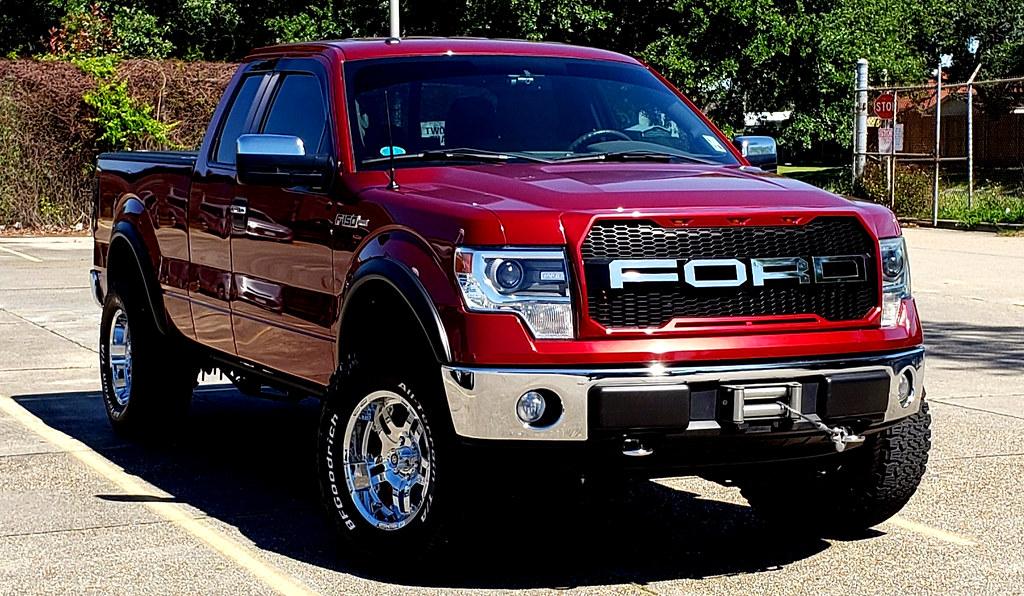 Ford F-150 Lightning F-150 Pro doesn't have running boards? 47624895641_681d629a6e_b