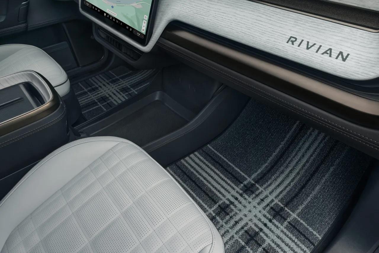 Ford F-150 Lightning New Rivian R1 Gen 2 Interior, Exterior and 22" Range Wheels with / without covers - Real Life Pictures 4tYdzpNpHJRoziWcE4tKE7-1280-80