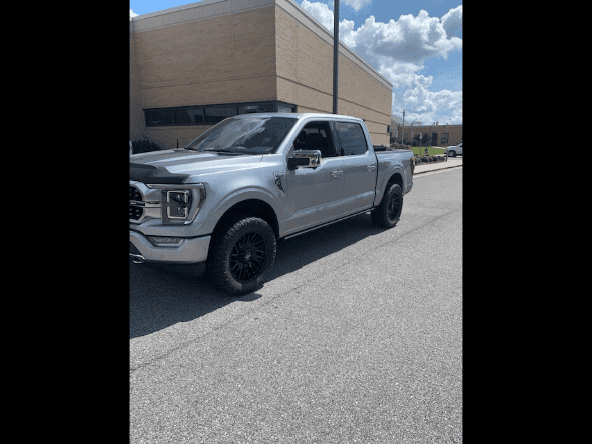 Ford F-150 Lightning 21 platinum Motiv off-road wheels 305/55/20 ridge grapplers 74660547-32F6-47AB-A377-B806AE55B3C7