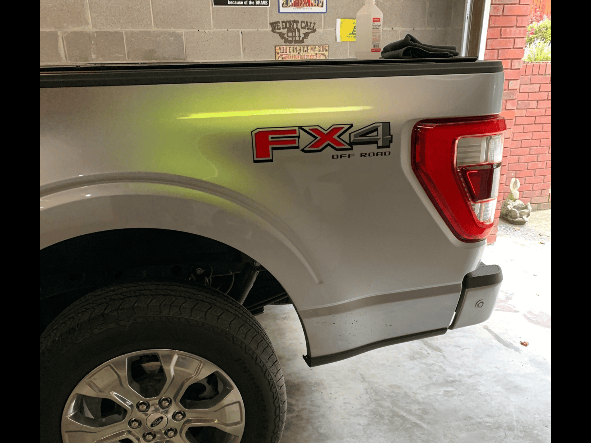 Ford F-150 Lightning New tailgate letters/ removed FX4 decals A7632173-B09A-4CEC-97BE-1E5EF3122821