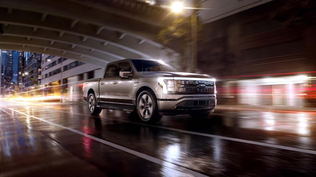Ford F-150 Lightning 2022 Ford F-150 Lightning vs. 2021 Rivian R1T: Electric truck face-off ford_100792101_l