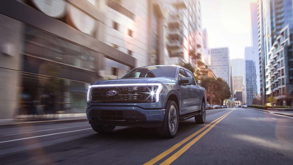 Ford F-150 Lightning 2022 Ford F-150 Lightning vs. 2021 Rivian R1T: Electric truck face-off ford_100792105_l