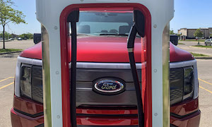 Ford F-150 Lightning OutofSpec: Using F-150 Lightning as a power strip (charging 5 EVs at same time) Ford_Tesla_F-150 Lightnin