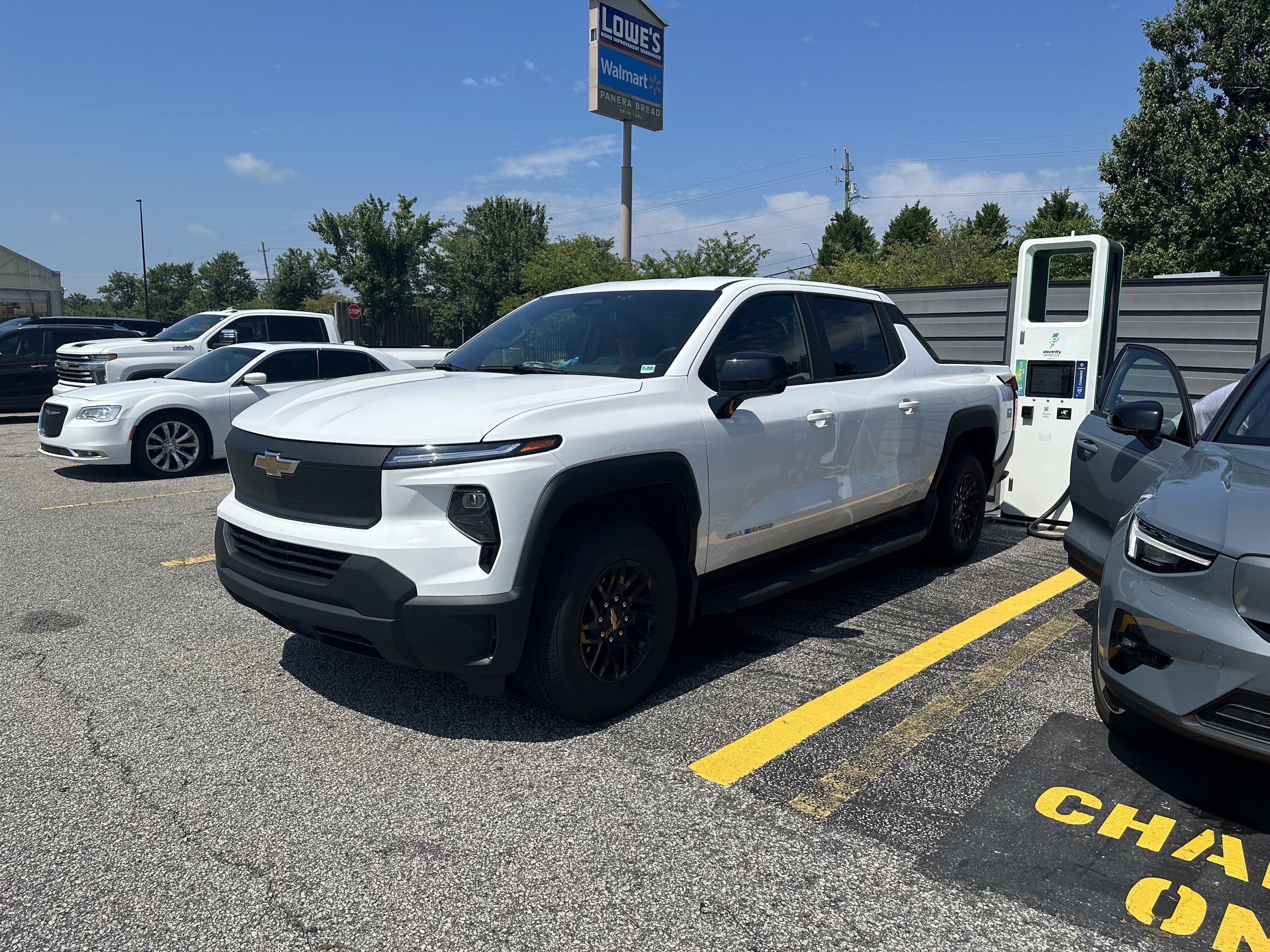 Ford F-150 Lightning Made a new friend (Electric Chevrolet Silverado) IMG_1833