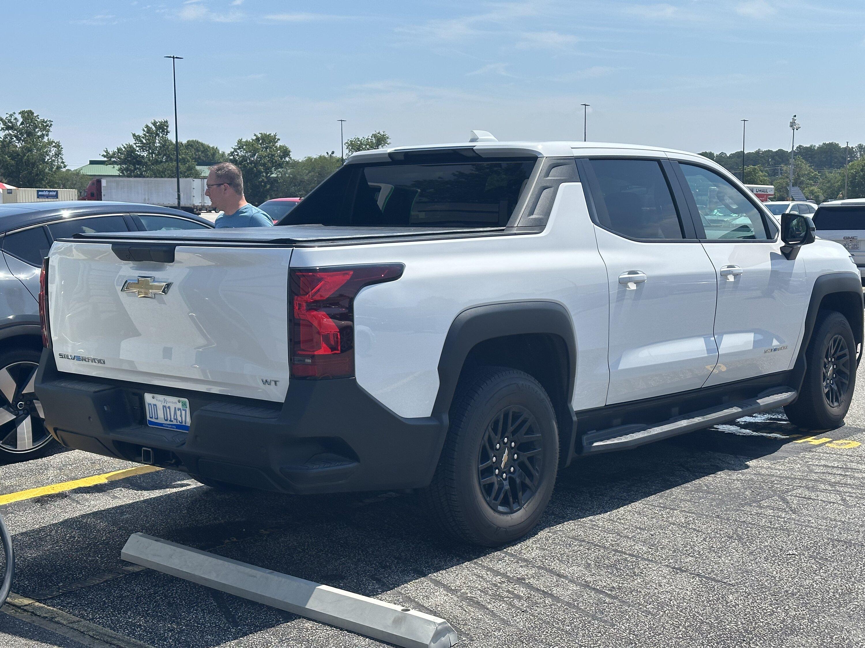 Ford F-150 Lightning Made a new friend (Electric Chevrolet Silverado) IMG_1834