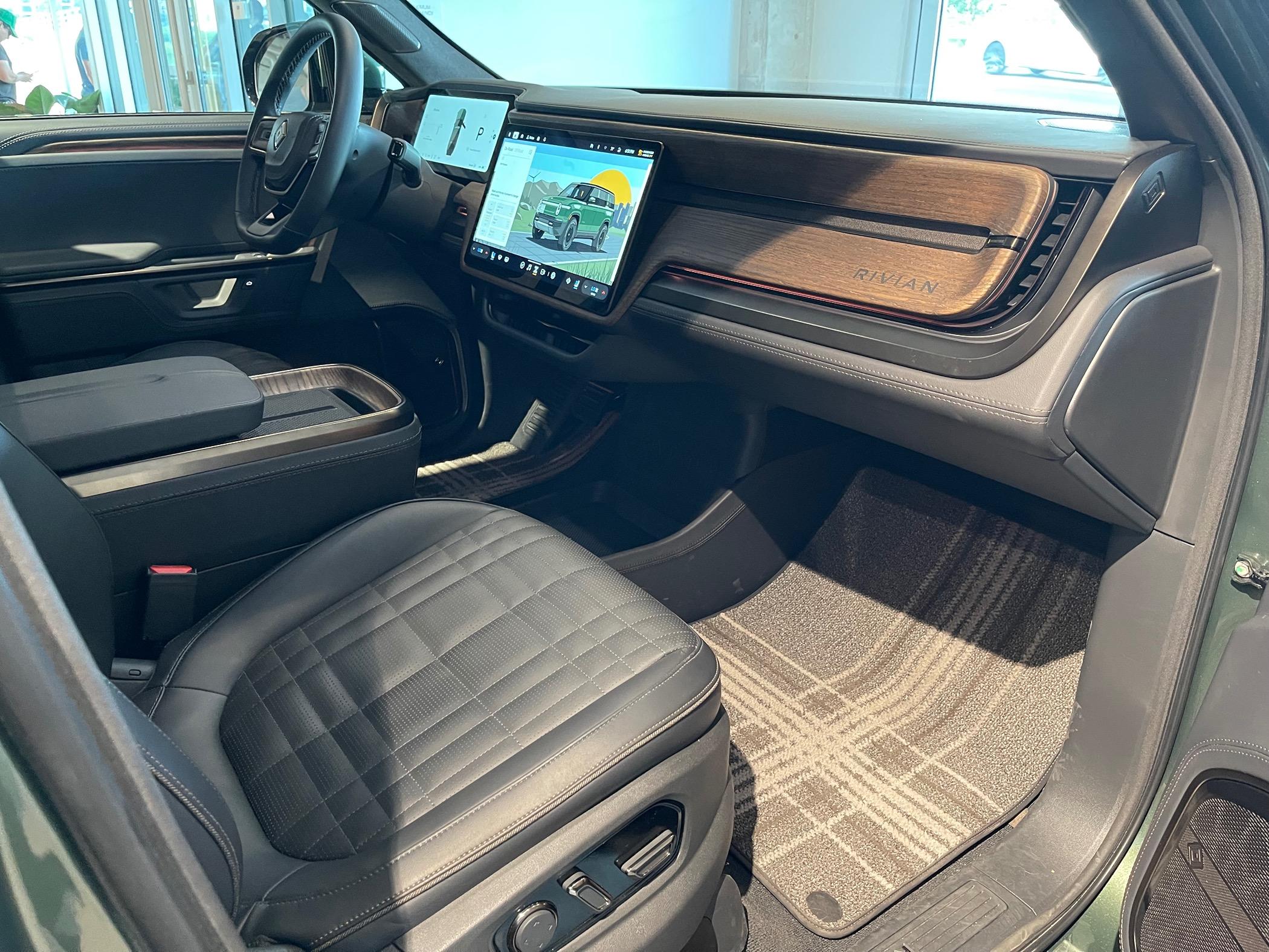 Ford F-150 Lightning New Rivian R1 Gen 2 Interior, Exterior and 22" Range Wheels with / without covers - Real Life Pictures IMG_3075