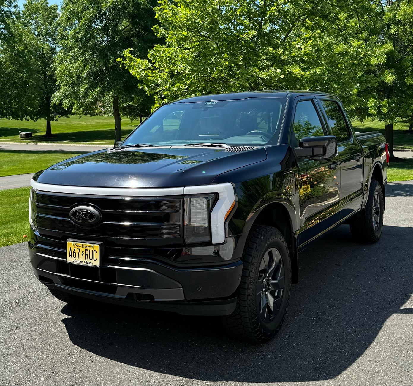 Ford F-150 Lightning 2023 Lightning Lariat ER / Antimatter Blue / Leveled IMG_3840