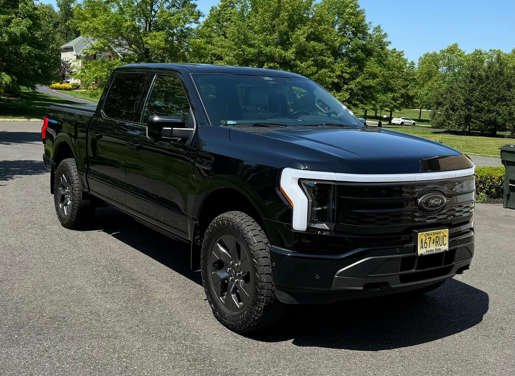 Ford F-150 Lightning 2023 Lightning Lariat ER / Antimatter Blue / Leveled IMG_3841