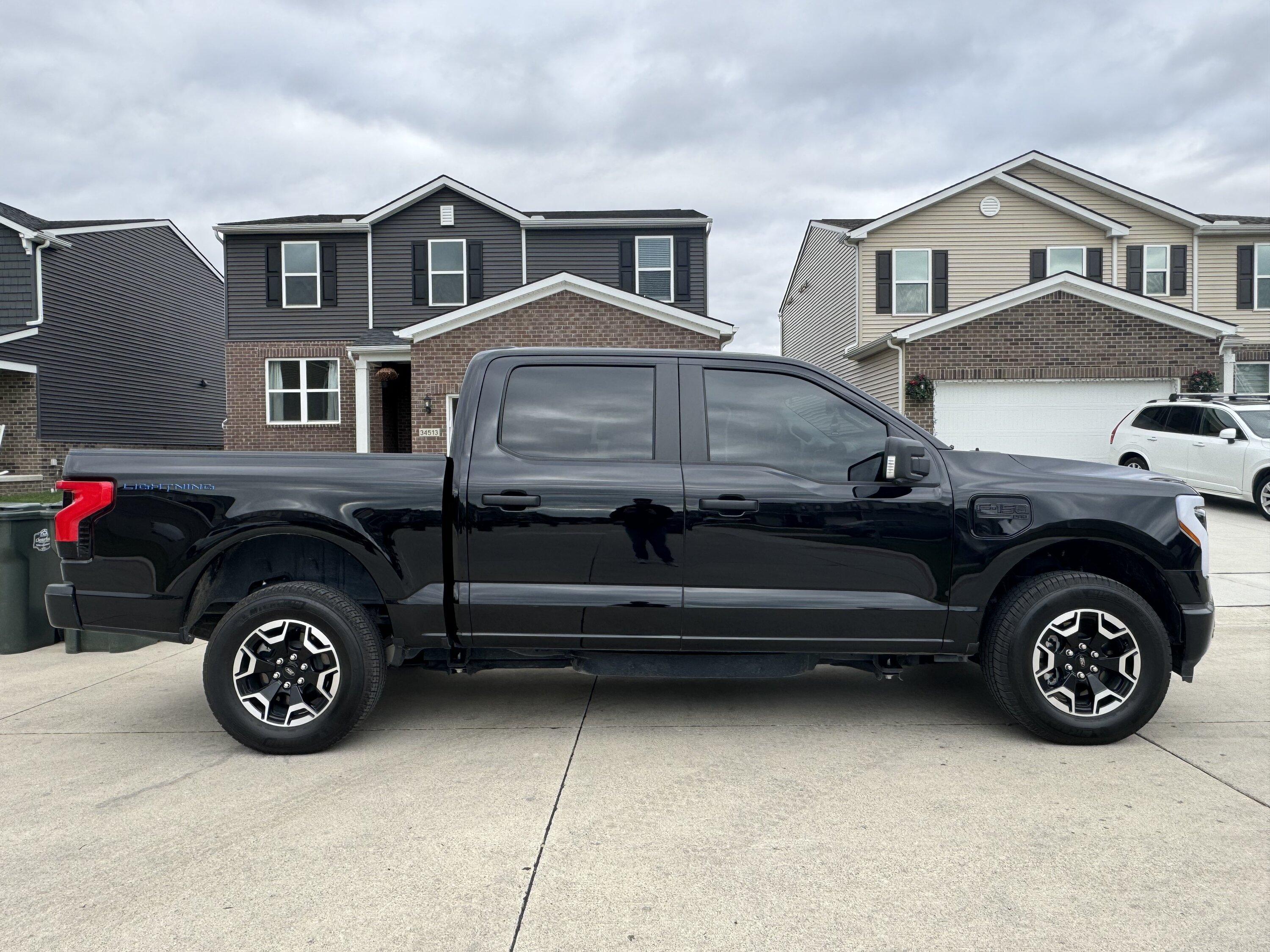 Ford F-150 Lightning 2023 PRO SR - 9300 Miles -  $51,500 IMG_4858