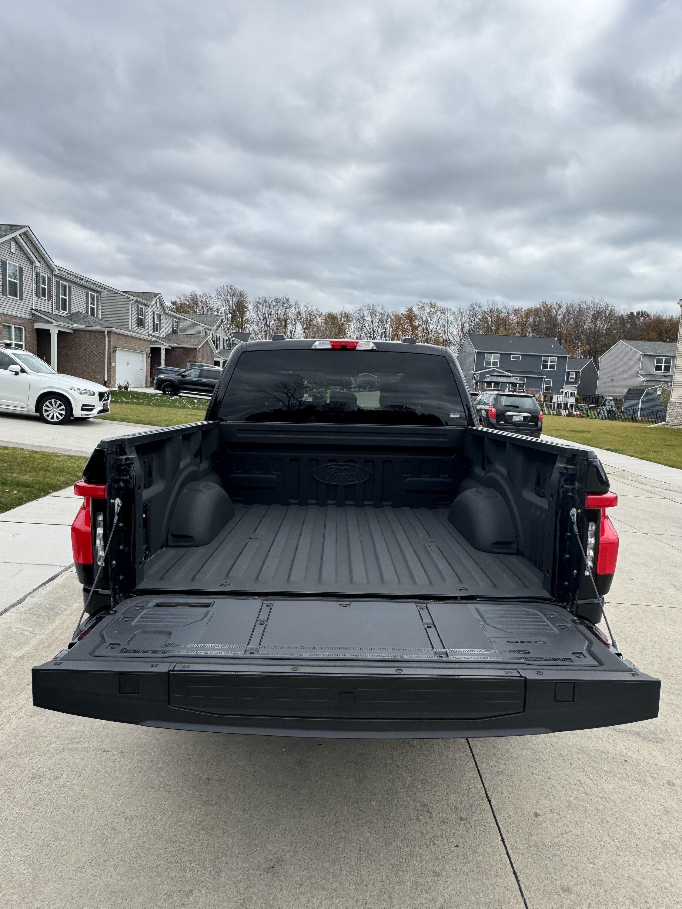 Ford F-150 Lightning 2023 PRO SR - 9300 Miles -  $51,500 IMG_4861