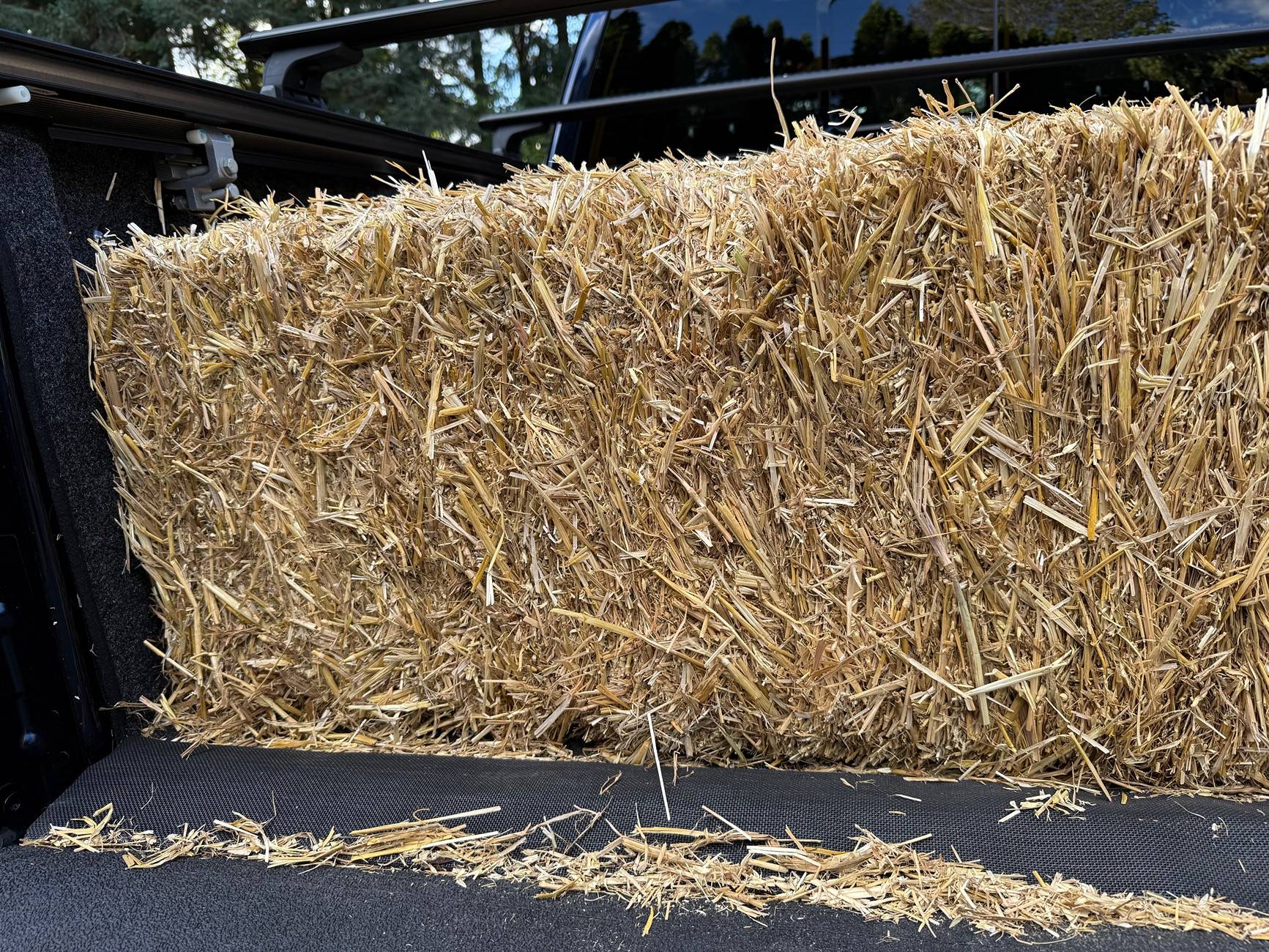 Ford F-150 Lightning Retractible Tonneau w/ haybales IMG_6685