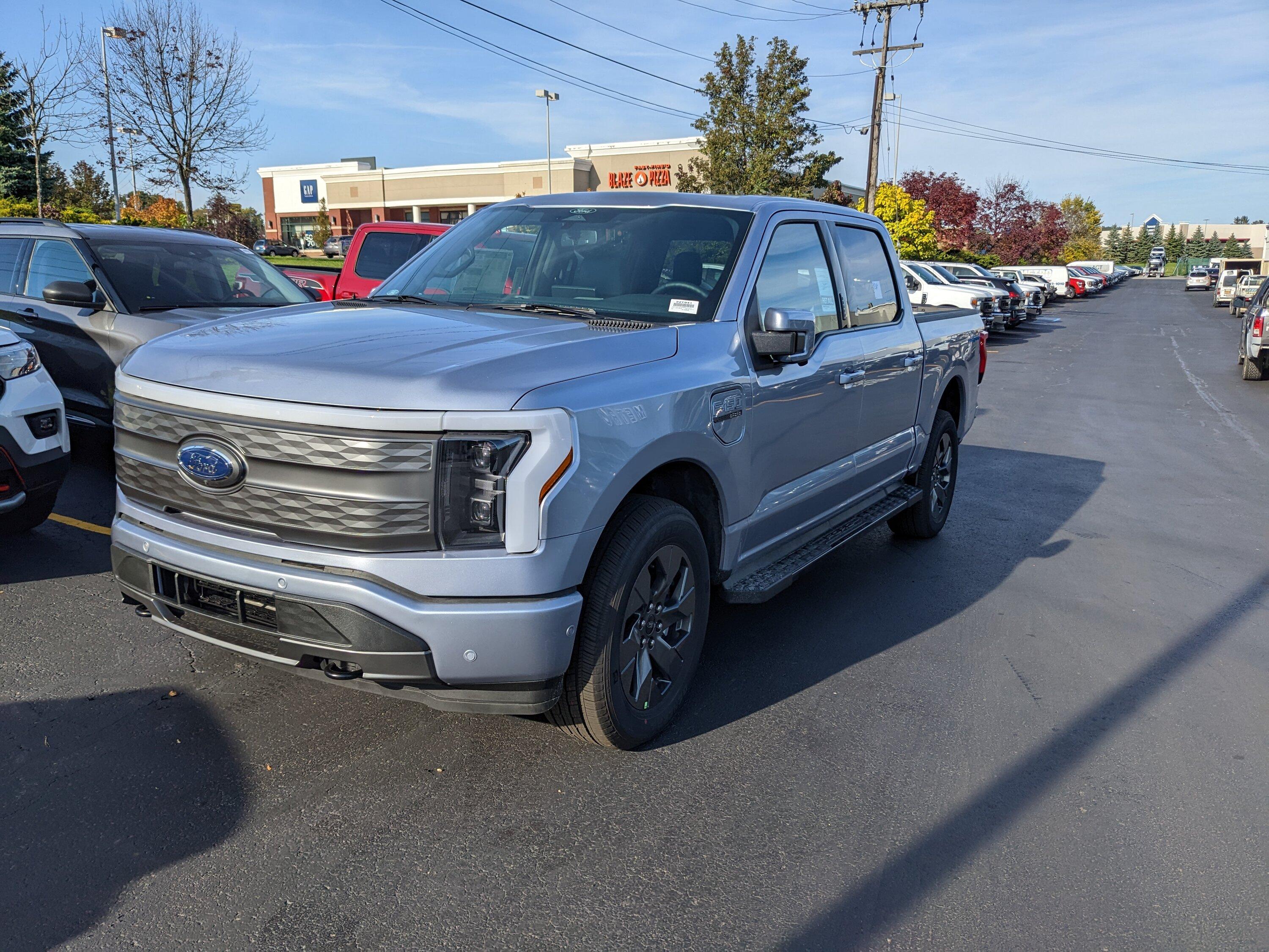 Ford F-150 Lightning ✅ 9/05 Lightning Build Week Group PXL_20221006_194751916