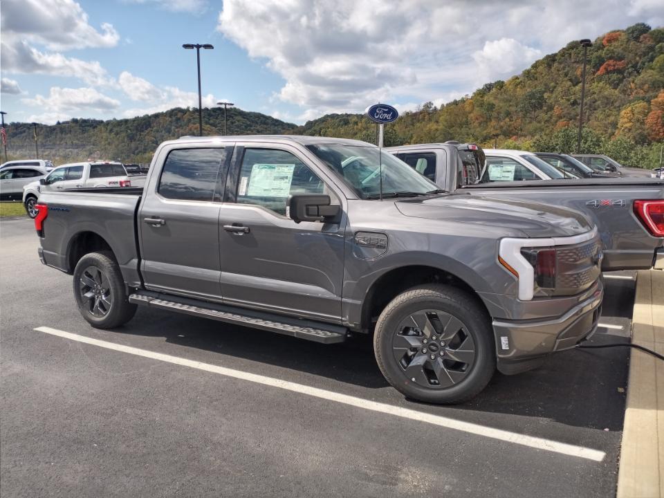 Ford F-150 Lightning ✅ 7/31/2023 Lightning Build Week Group (MY2023) Resized_20231009_124628