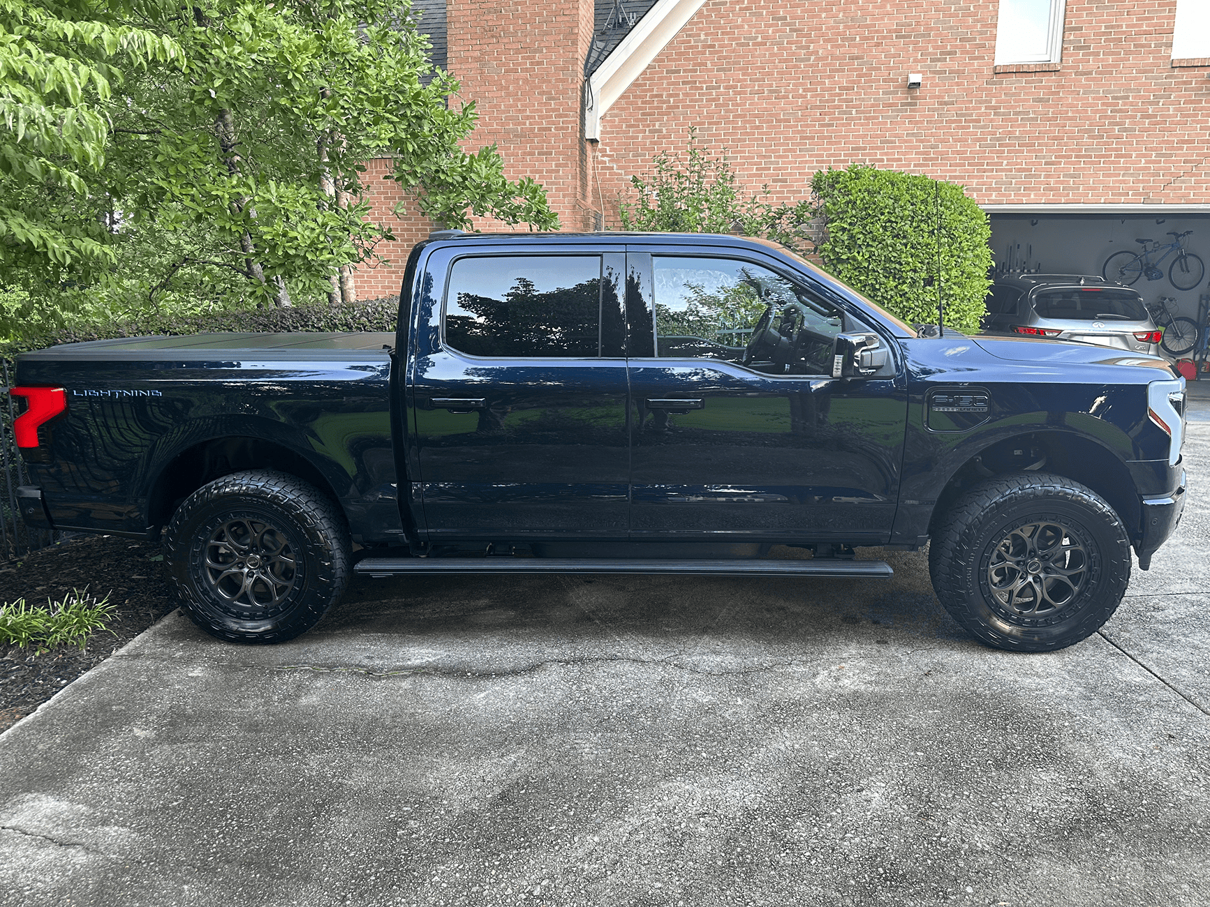 Ford F-150 Lightning 2023 Lightning Lariat ER / Antimatter Blue / Leveled side with step ope