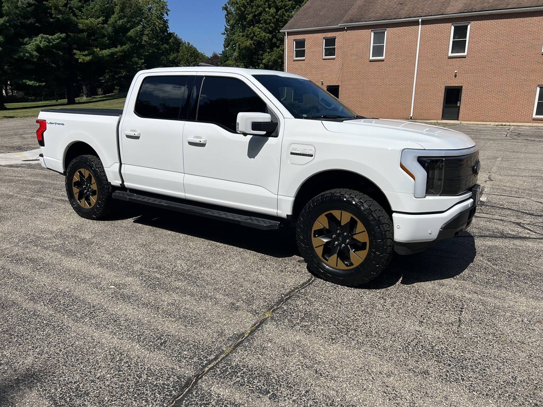 Ford F-150 Lightning 2023 Lightning Lariat ER / Antimatter Blue / Leveled truck1