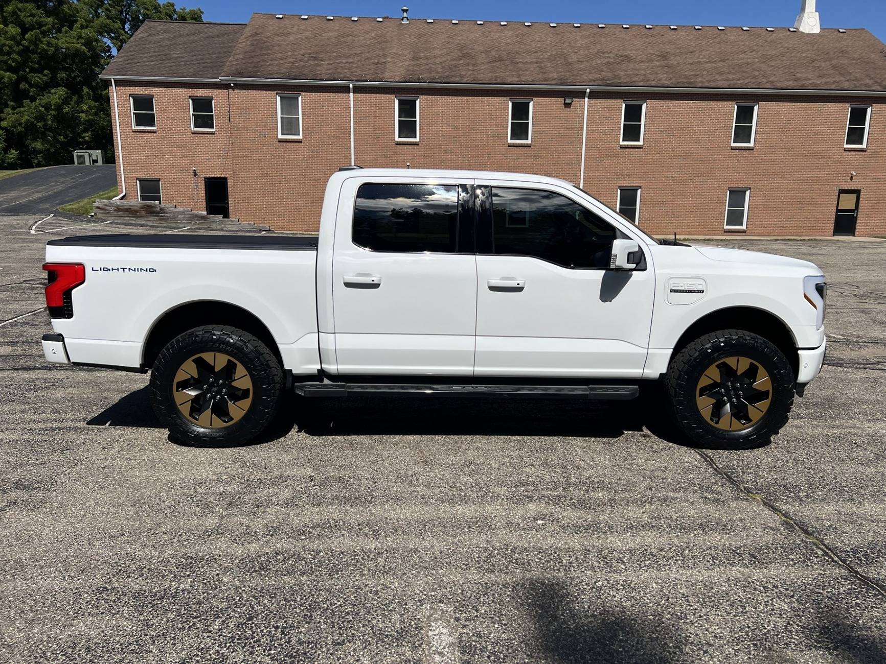 Ford F-150 Lightning 2023 Lightning Lariat ER / Antimatter Blue / Leveled truck2