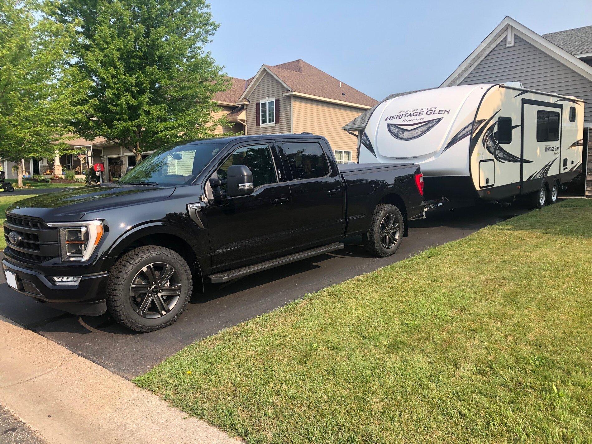 Ford F-150 Lightning 3.5 eco boost towing truckcamper