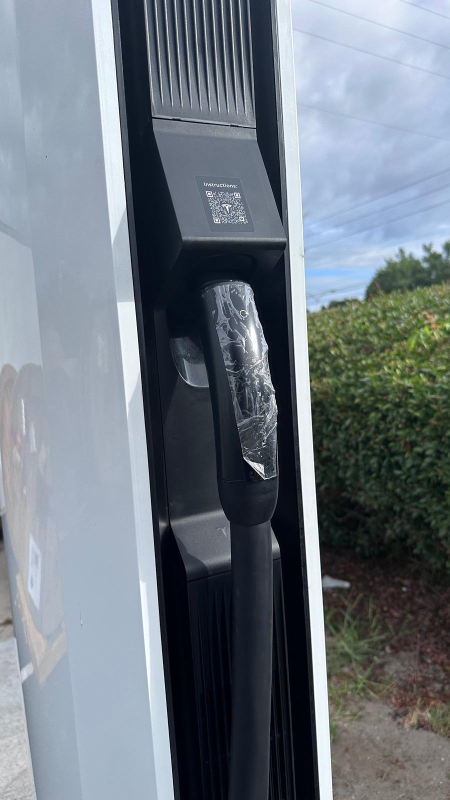 Ford F-150 Lightning V4 with MAGIC DOCK... brand new installation near ORLANDO V4 with contactless card reader and screen