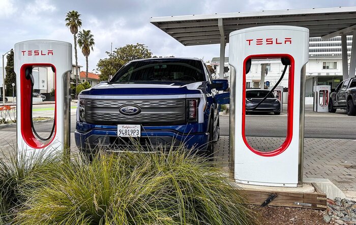 Tesla engineer warns against using extension cords at Superchargers